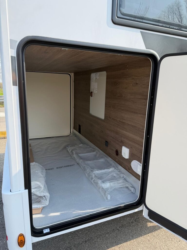 15 SEMINTEGRALE C.I. MAGIS 87 XT-FORD-165CV-LETTI GEMELLI-LETTO BASCULANTE