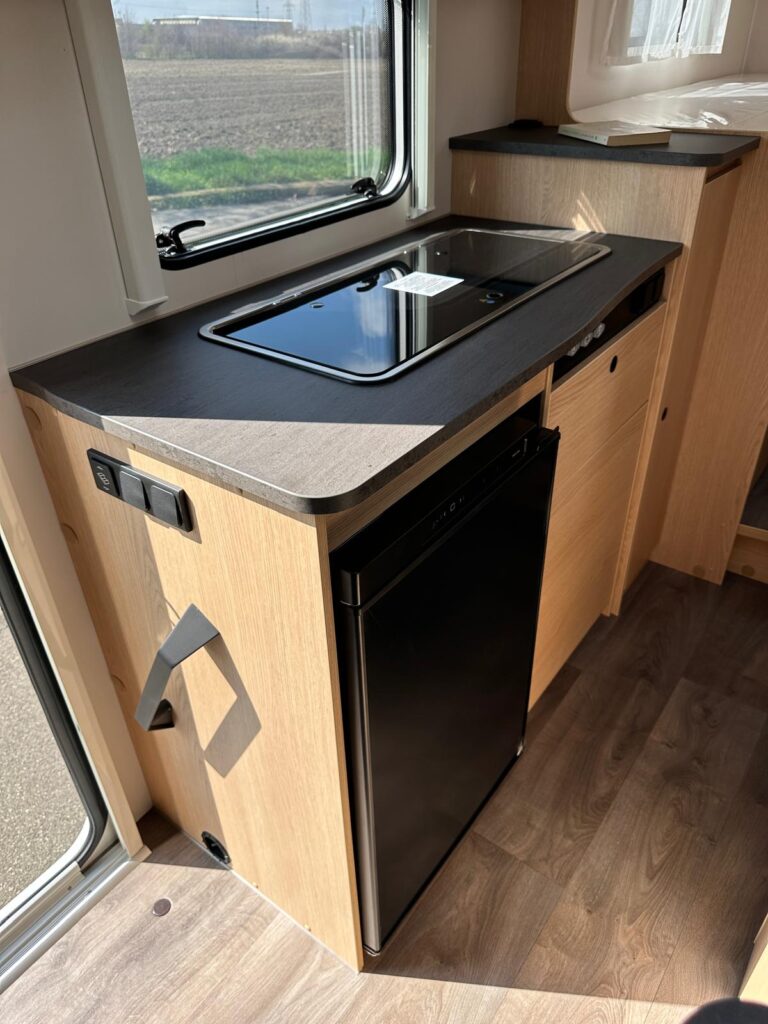 8 semintegrale compatto sunlight v66 letti gemelli-citroen