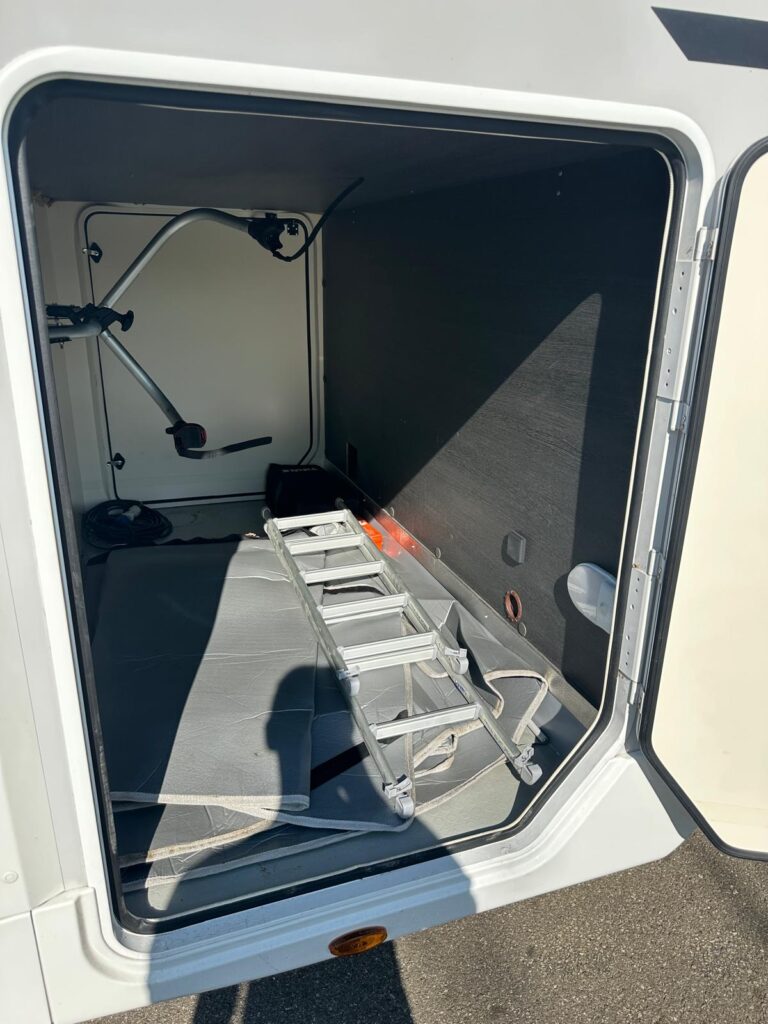 16 C.I. MAGIS 87 XT-FORD-170 CV- LETTI GEMELLI-LETTO BASCULANTE