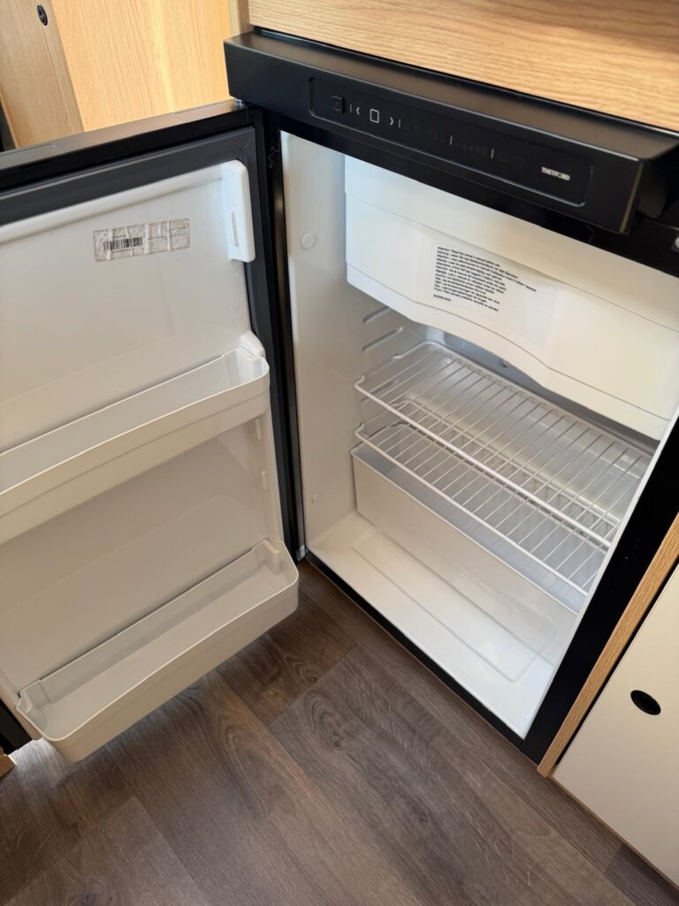 12 semintegrale sunlight v60 adventure- compatto-letto matrimoniale