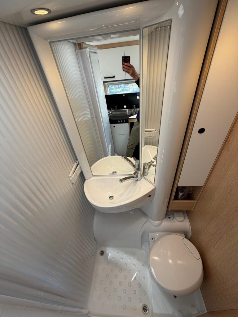 13 semintegrale sunlight v60 adventure- compatto-letto matrimoniale