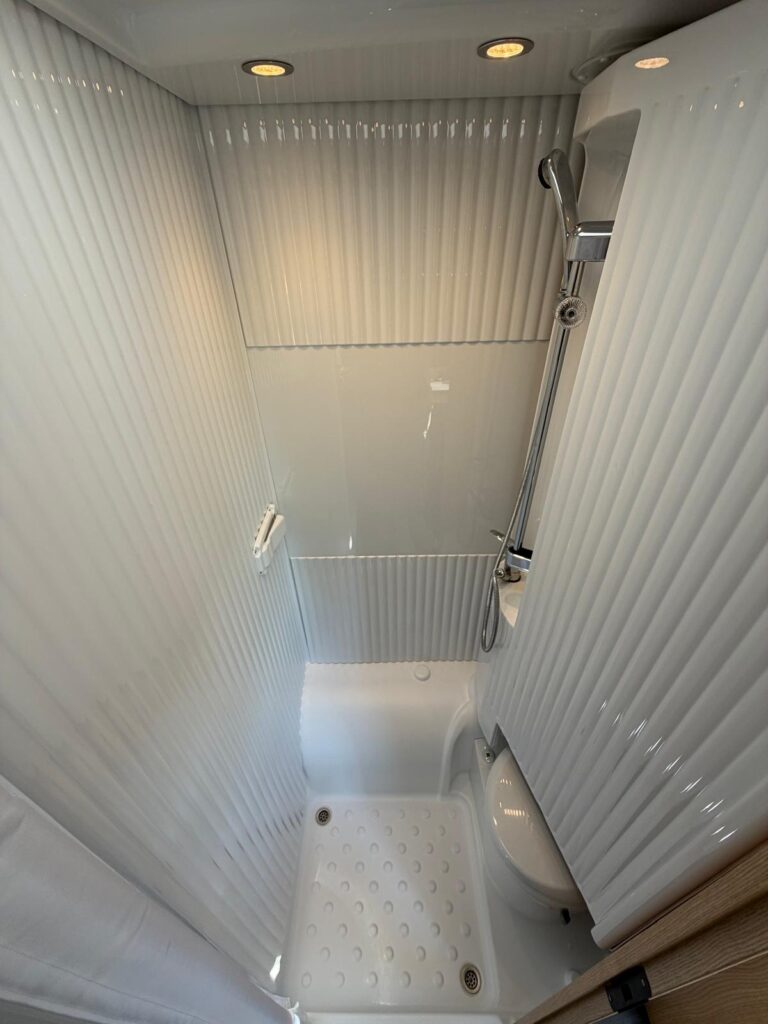 14 semintegrale sunlight v60 adventure- compatto-letto matrimoniale