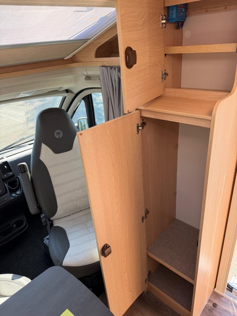 17 semintegrale sunlight v60 adventure- compatto-letto matrimoniale