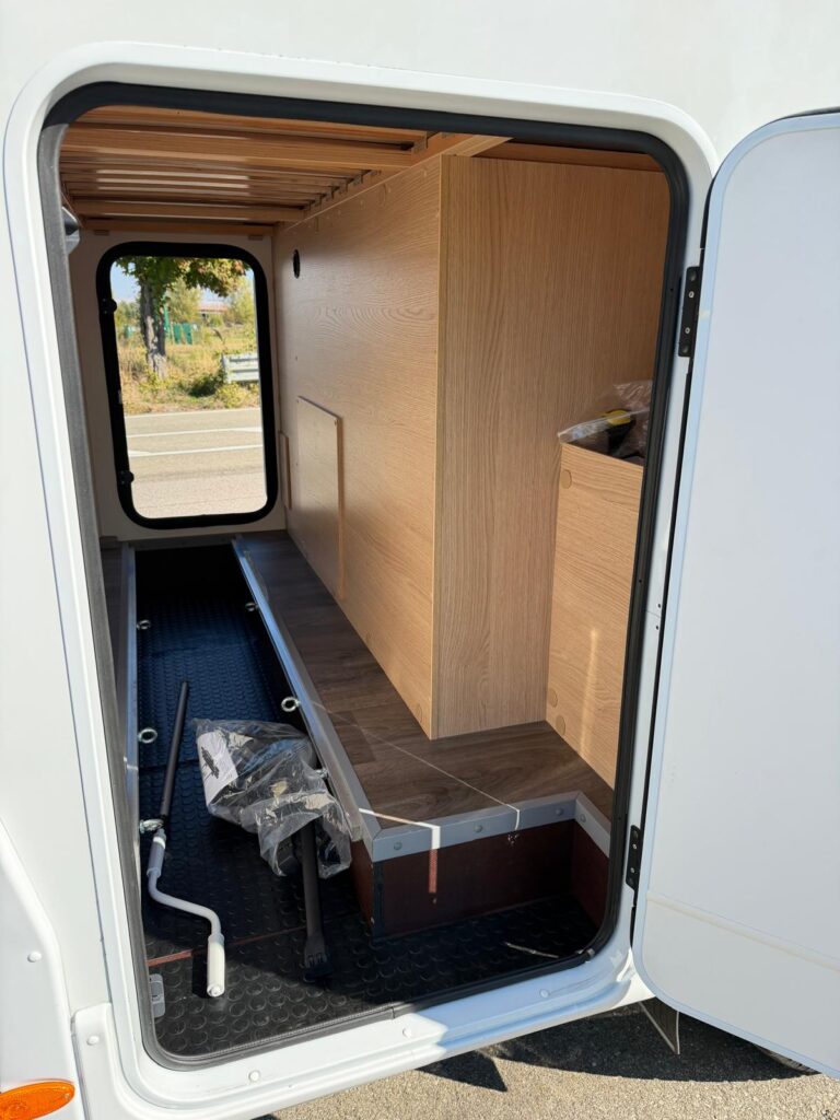 18 semintegrale sunlight v60 adventure- compatto-letto matrimoniale