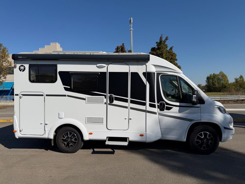 2 semintegrale sunlight v60 adventure- compatto-letto matrimoniale