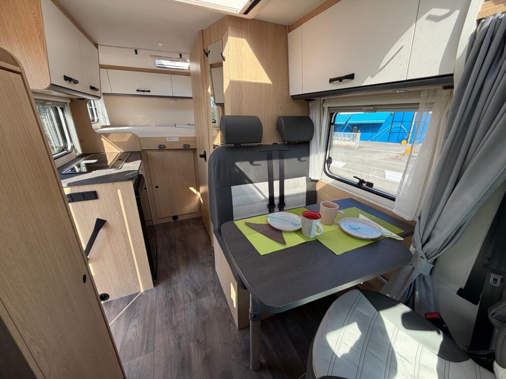 4 semintegrale sunlight v60 adventure- compatto-letto matrimoniale