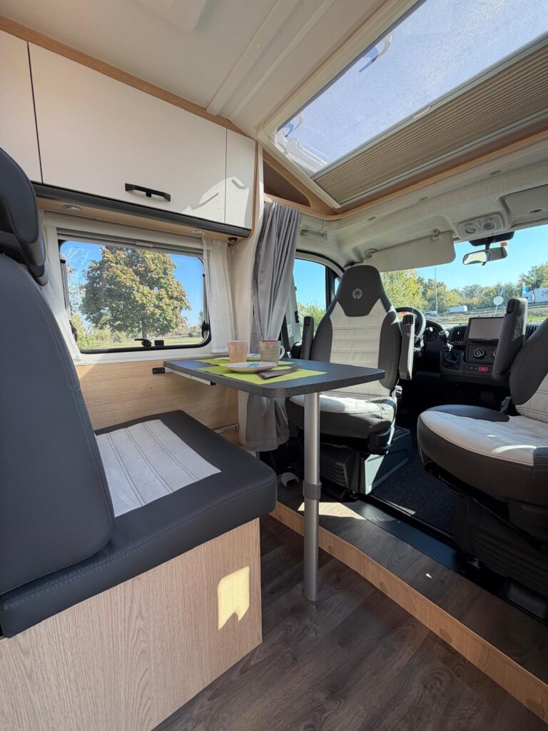 5 semintegrale sunlight v60 adventure- compatto-letto matrimoniale