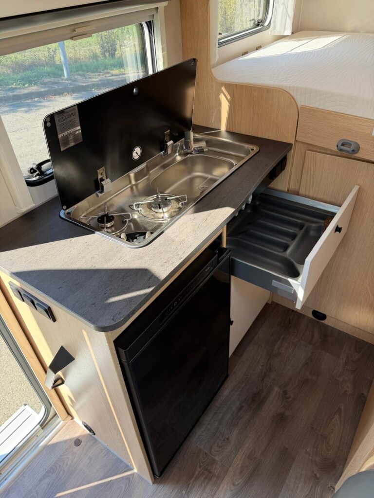 9 semintegrale sunlight v60 adventure- compatto-letto matrimoniale