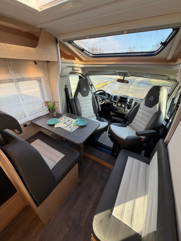 8 semintegrale compatto sunlight v67s-letti gemelli-citroen