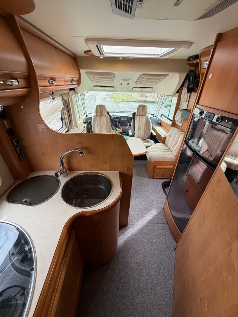 8 motorhome rapido 9086df-fiat-699cm-letto matrimoniale