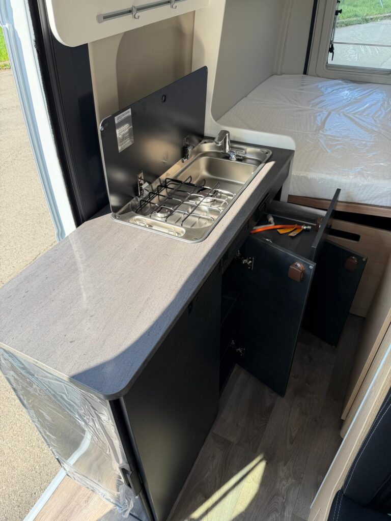 10 furgonato sunlight cliff 600-entry-peugeot-599cm-letto matrimoniale