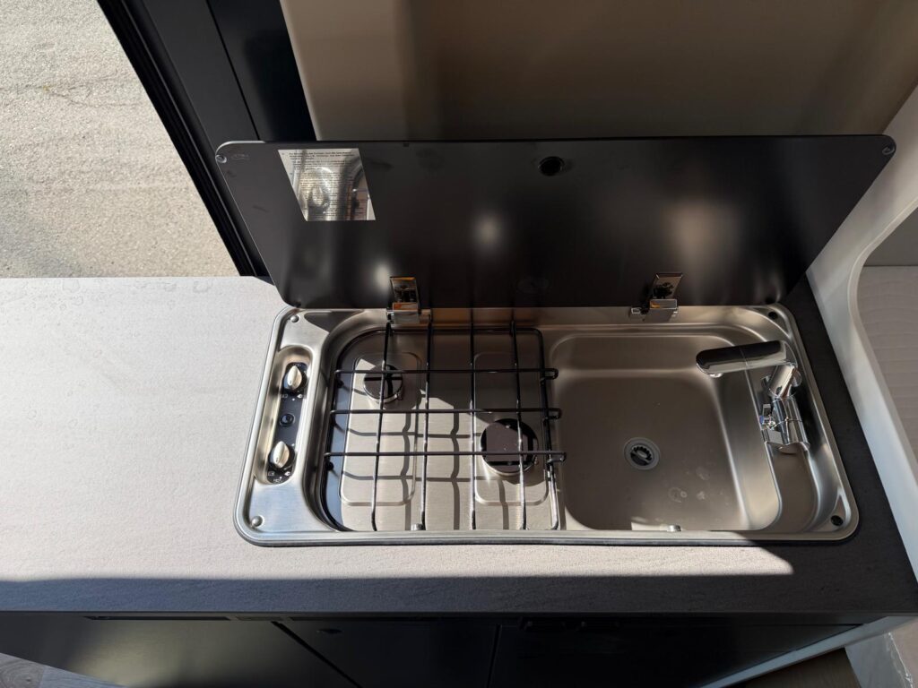 11 furgonato sunlight cliff 600-entry-peugeot-599cm-letto matrimoniale