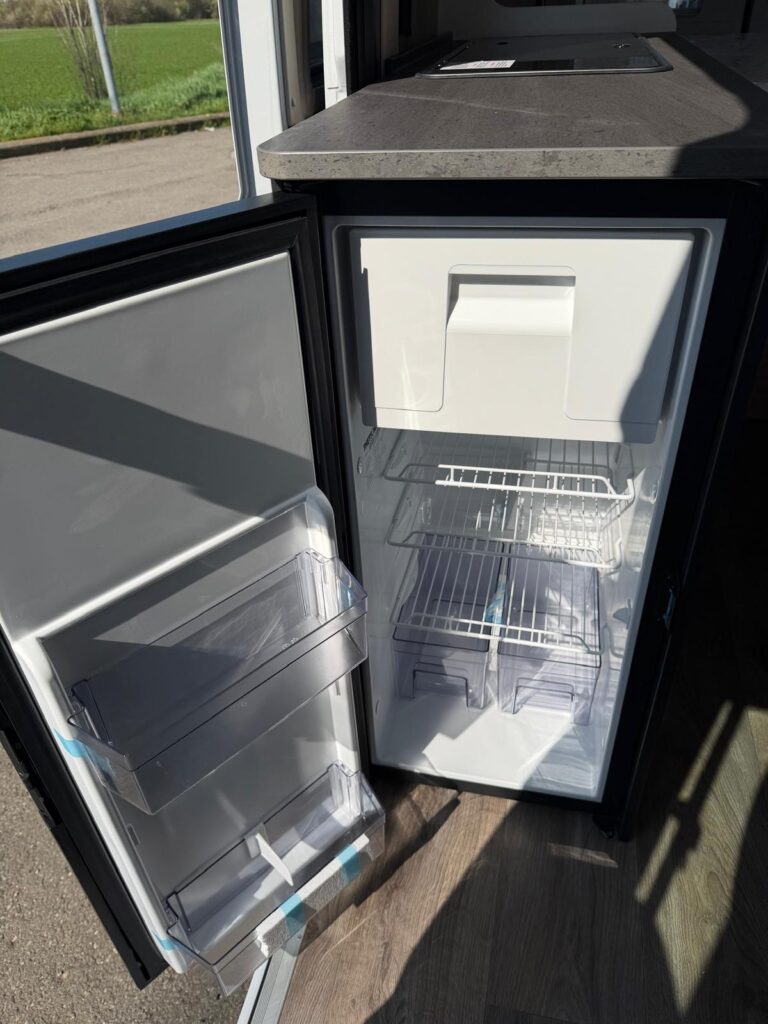 12 furgonato sunlight cliff 600-entry-peugeot-599cm-letto matrimoniale