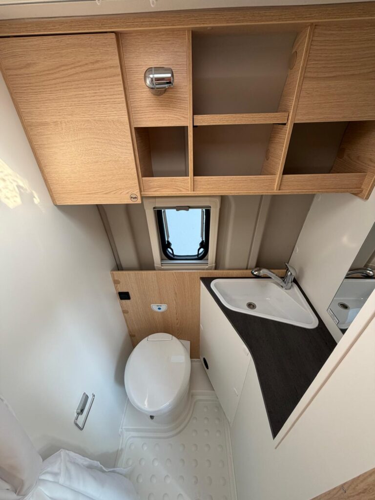 13 furgonato sunlight cliff 600-entry-peugeot-599cm-letto matrimoniale