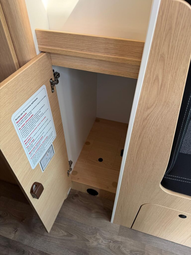 14 furgonato sunlight cliff 600-entry-peugeot-599cm-letto matrimoniale