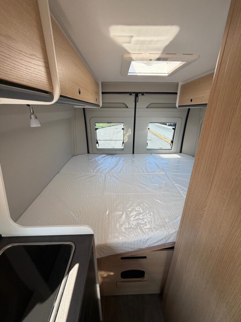 15 furgonato sunlight cliff 600-entry-peugeot-599cm-letto matrimoniale