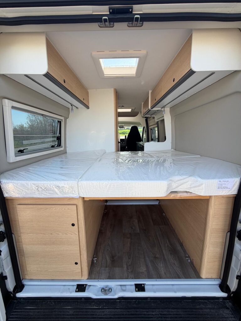 17 furgonato sunlight cliff 600-entry-peugeot-599cm-letto matrimoniale
