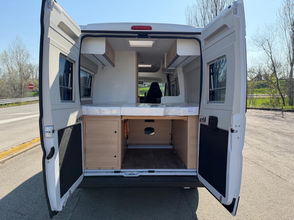 18 furgonato sunlight cliff 600-entry-peugeot-599cm-letto matrimoniale