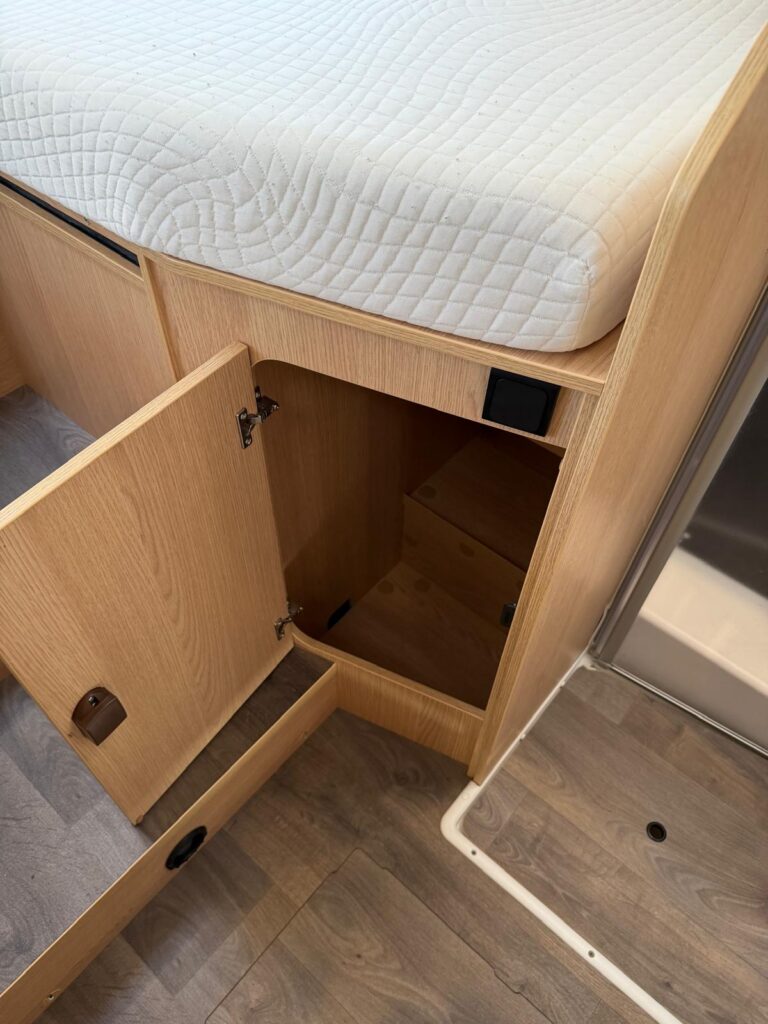 19 SEMINTEGRALE SUNLIGHT T68 ADVENTURE EDITION-CITROEN JUMPER-165 CV-LETTI GEMELLI