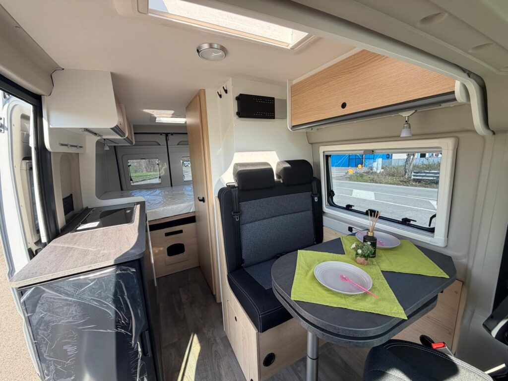 9 furgonato sunlight cliff 600-entry-peugeot-599cm-letto matrimoniale