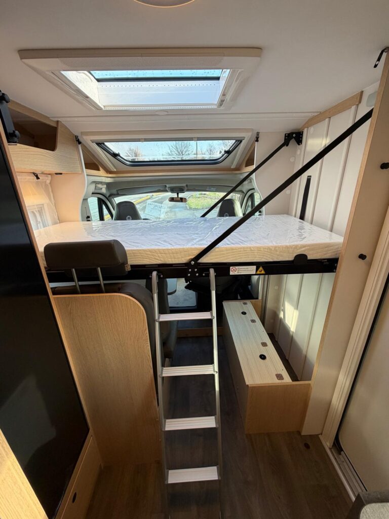 17 semintegrale compatto sunlight v67s-letti gemelli-citroen