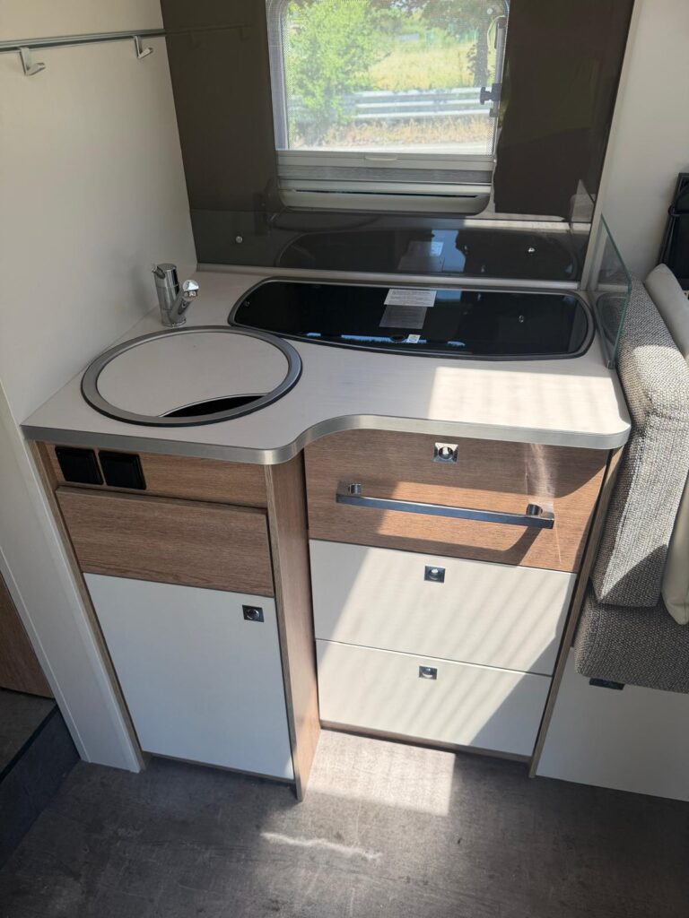 12 motorhome dethleffs-fiat-letto nautico xl-face to face