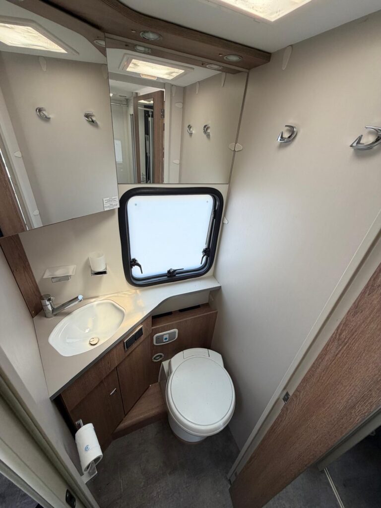 17 motorhome dethleffs-fiat-letto nautico xl-face to face