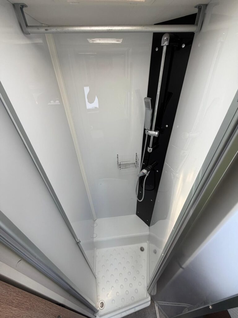 18 motorhome dethleffs-fiat-letto nautico xl-face to face