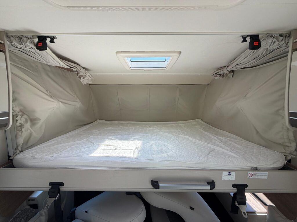20 motorhome dethleffs-fiat-letto nautico xl-face to face