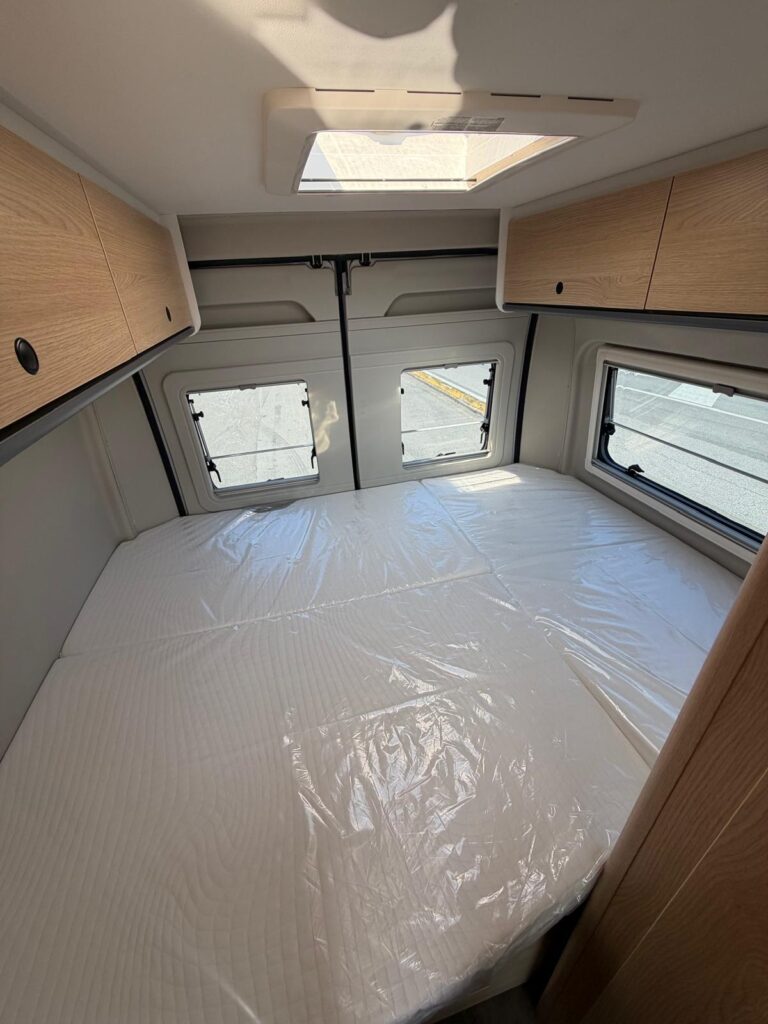 16 furgonato sunlight cliff 600-entry-peugeot-599cm-letto matrimoniale