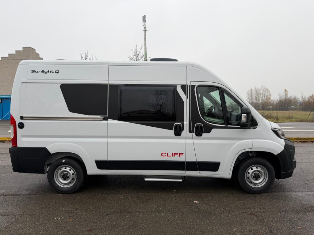 2 furgonato sunlight cliff 540-pegeaut-140cv