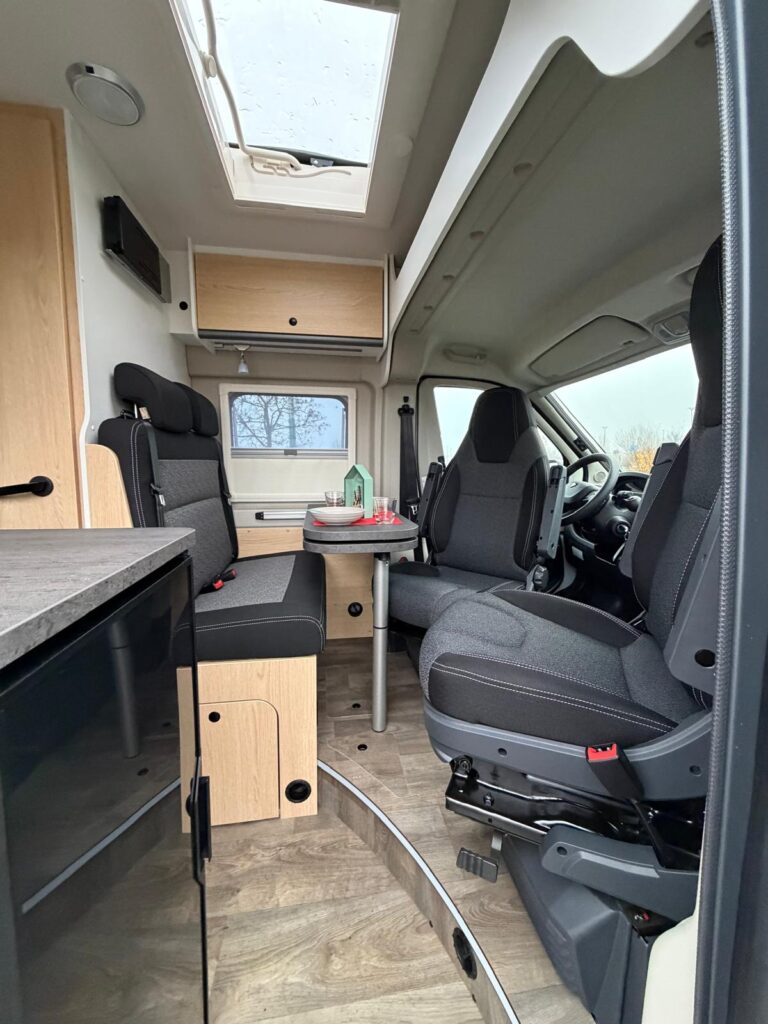 6 furgonato sunlight cliff 540-pegeaut-140cv